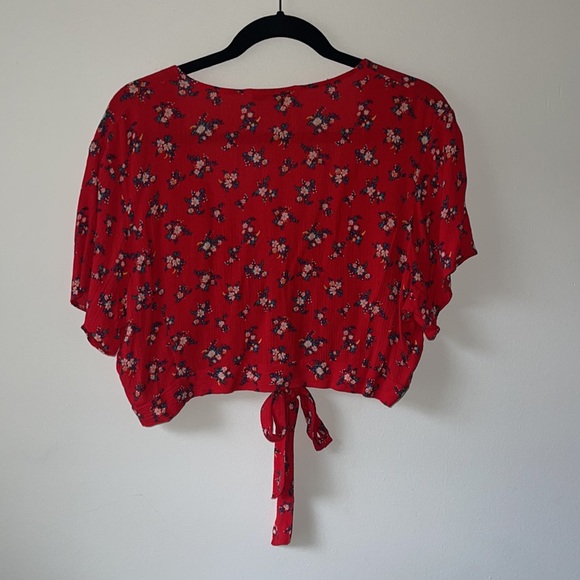 Super cute red crop top - Picture 2 of 2